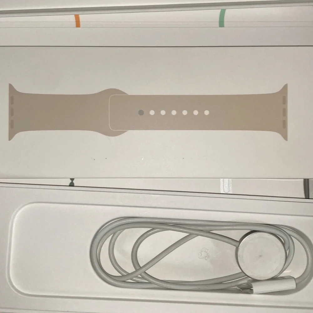LIKE NEW Apple Watch Series 8 GPS 41mm Starlight Aluminum Case S/M
